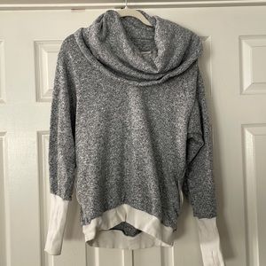 Women’s medium Cozy sweatshirt with pockets and thumb holes